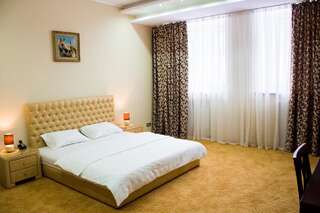 Отель Alir Житомир Номер Делюкс с кроватью размера «king-size»-5